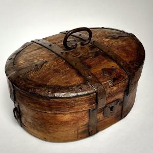 Coffre de voyage suédois en bois et fer forgé XVIIIe siècle art populaire  Svepask ou Färdlåda