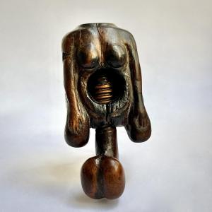 Casse noisette érotique en bois sculpté XIXe siècle curiosité art populaire érotica curiosa