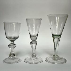 Trois grands verres différents en verre soufflé du XVIIIe siècle 18e