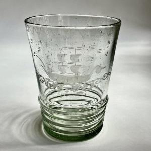 Gros verre gobelet en verre soufflé à décor gravé d'un bateau à voiles voilier XVIIIe XIXe