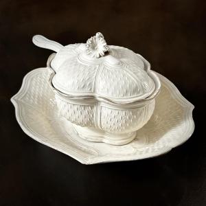 Pot à sucre en faïence fine de Pont aux Choux XVIIIe siècle Paris 18e et cuillère à saupoudrer