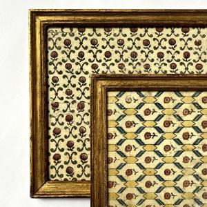 Deux fragments de papier dominoté du XVIIIe siècle 18e dans des cadres en bois doré