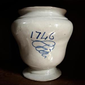 Pot ou vase de pharmacie daté 1746 en faïence de Castelli Italie XVIIIe siècle albarello 18e