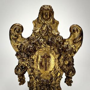 Bénitier mural en bois sculpté et doré – XVIIIe siècle 18e