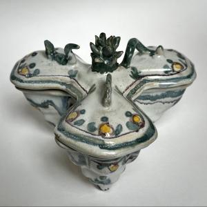 Boîte à épices tripode en faïence du XIXe siècle à décor d'animaux 19e