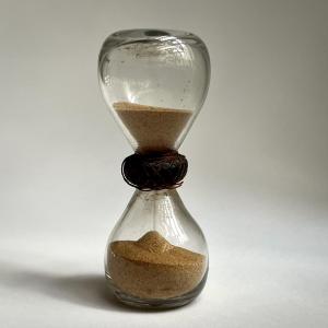 Petit sablier en verre soufflé du XVIIIe siècle curiosité 18e