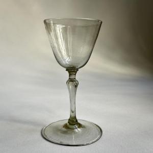 Verre à pied en verre de fougère XVIIIe siècle verre soufflé 18e