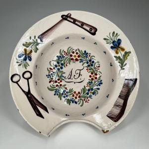 Plat à barbe du XIXe siècle aux ustensiles rasoir, peigne et ciseaux, chiffré AF, 19e