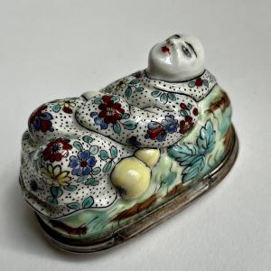 Chantilly Porcelain Snuffbox With Pompom Frame, 19th Century 19th Century