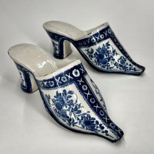Paire de mules en faïence de Delft ou des Pays-Bas, début du XVIIIe siècle chaussure sabot 18e