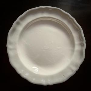 Grand plat en faïence blanche de Moustiers ou du sud de la France, fin XVIIIe - début XIXe 