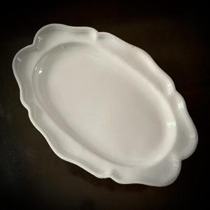 Grand plat ovale en faïence blanche de Moustiers ou du Sud de la France, fin XVIIIe début XIXe