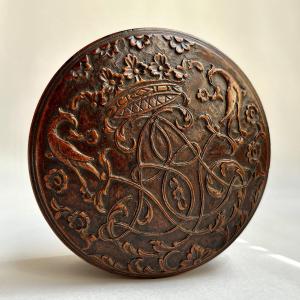 Boîte en bois de Sainte-Lucie décorée d'une couronne ducale & d'oiseaux Bagard Nancy XVIIIe 18e