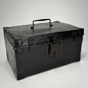 Coffret de messager en cuir gaufré et fer forgé - XVIIe siècle Haute Époque 17e