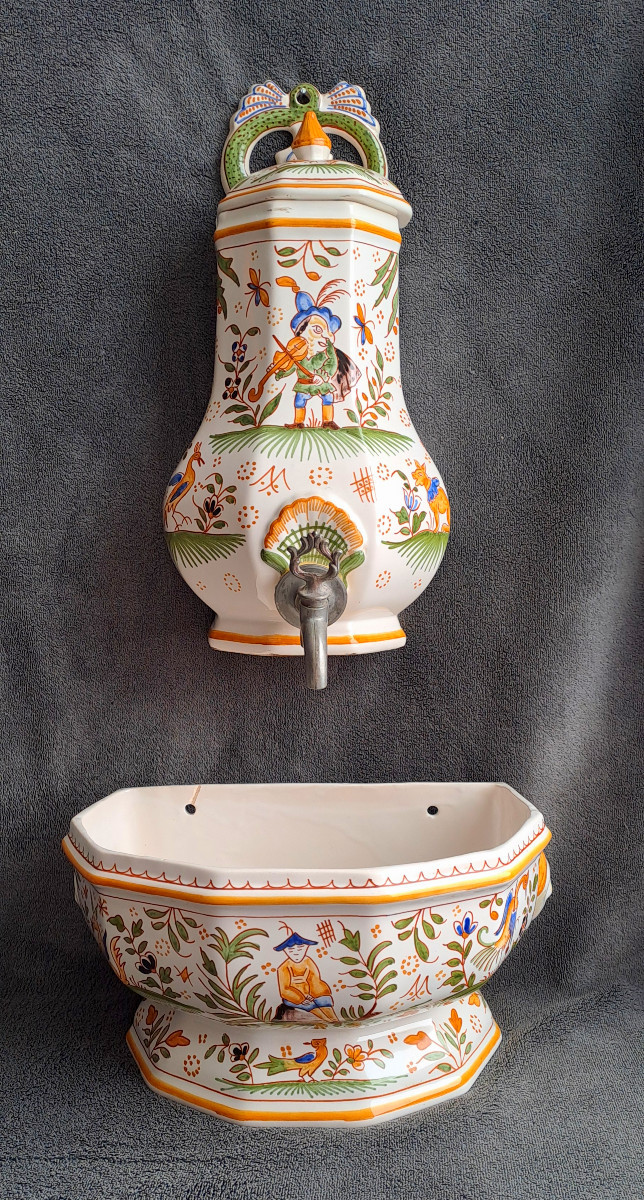 Fontaine en faience de Moustiers 20e siècle