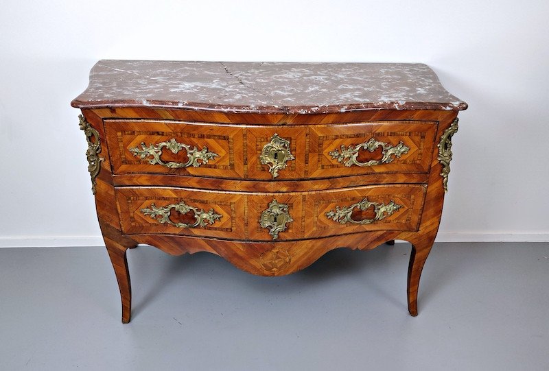 Commode Louis XV, Marqueterie