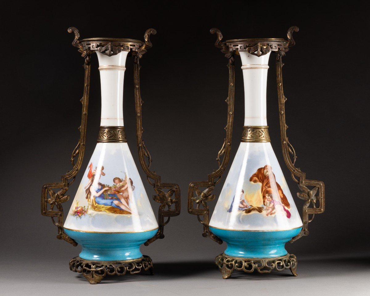 Charmante Paire De Vases 19ème En Opaline et laiton De Style Néo Grec