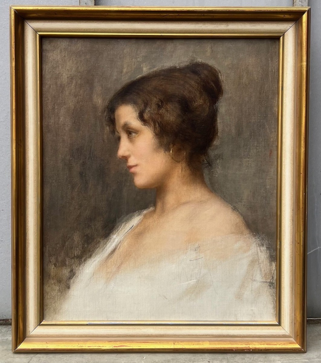 Portrait de profil  d'une jeune fille brune-photo-2