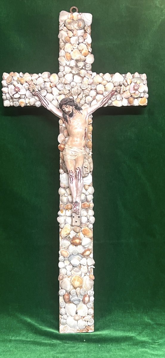 Christ en bois sur croix en coquillage Art Populaire XXème