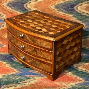 Commode miniature marquetée façade bombée  époque XVIIIème Alsace