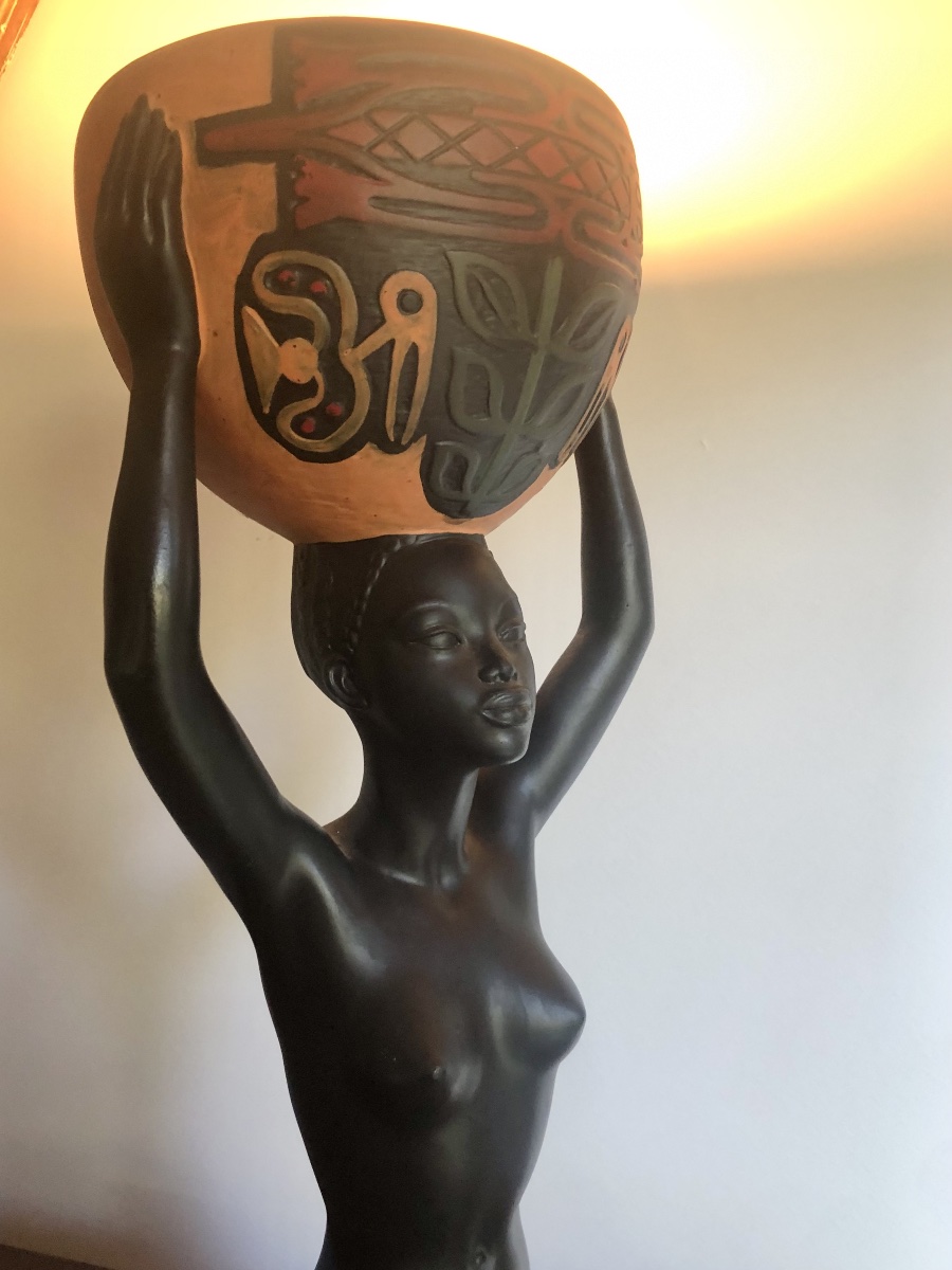 Carli Di Andréa _ African Woman With A Basket-shaped Lamp -photo-2