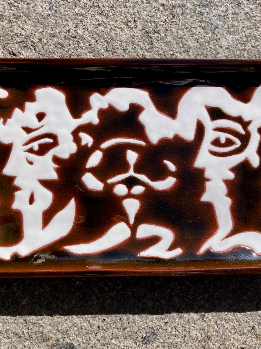 Plate With Stylized Face Motifs On A Brown Background By Jean Lurçat -photo-4