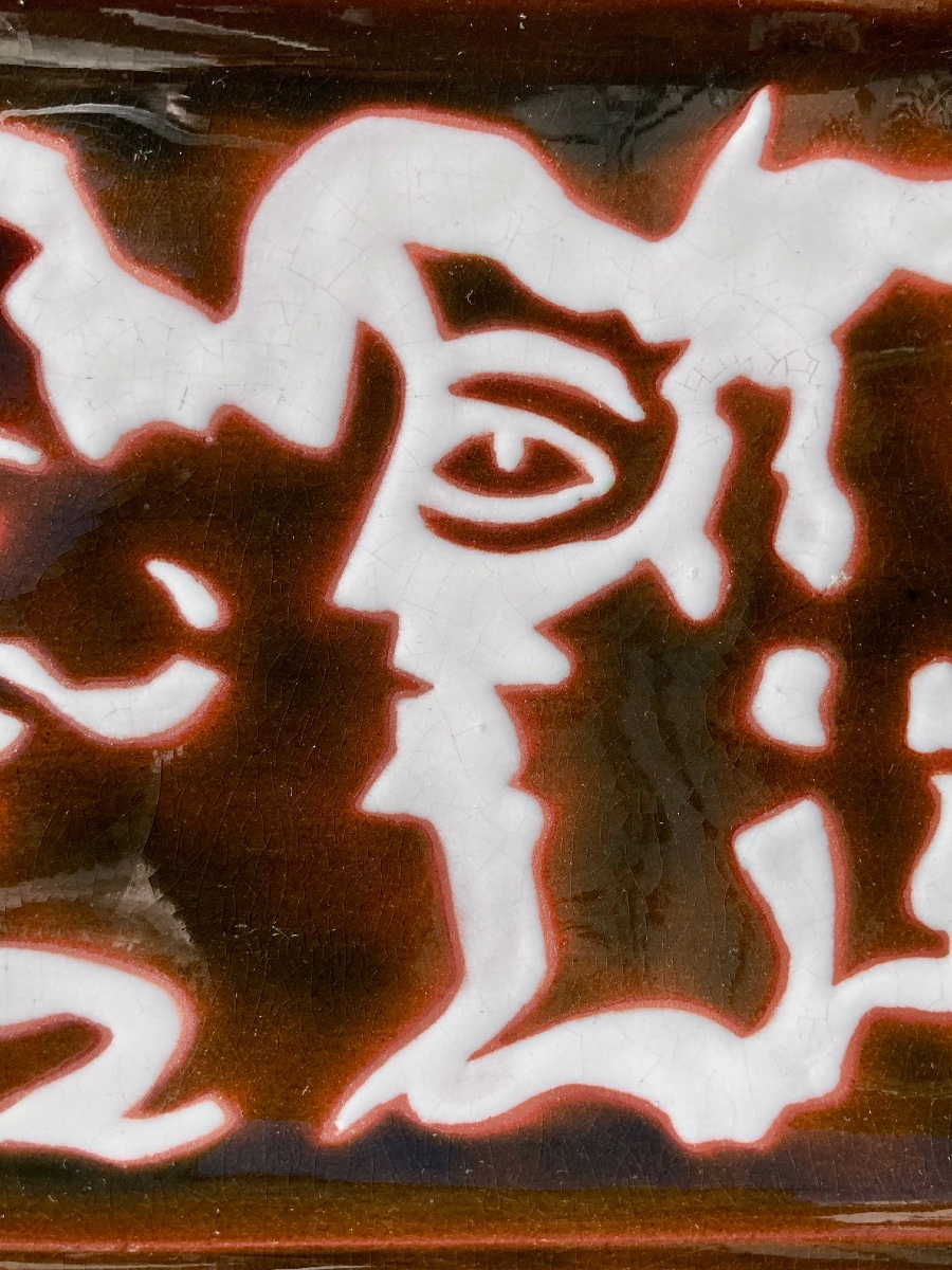 Plate With Stylized Face Motifs On A Brown Background By Jean Lurçat -photo-6