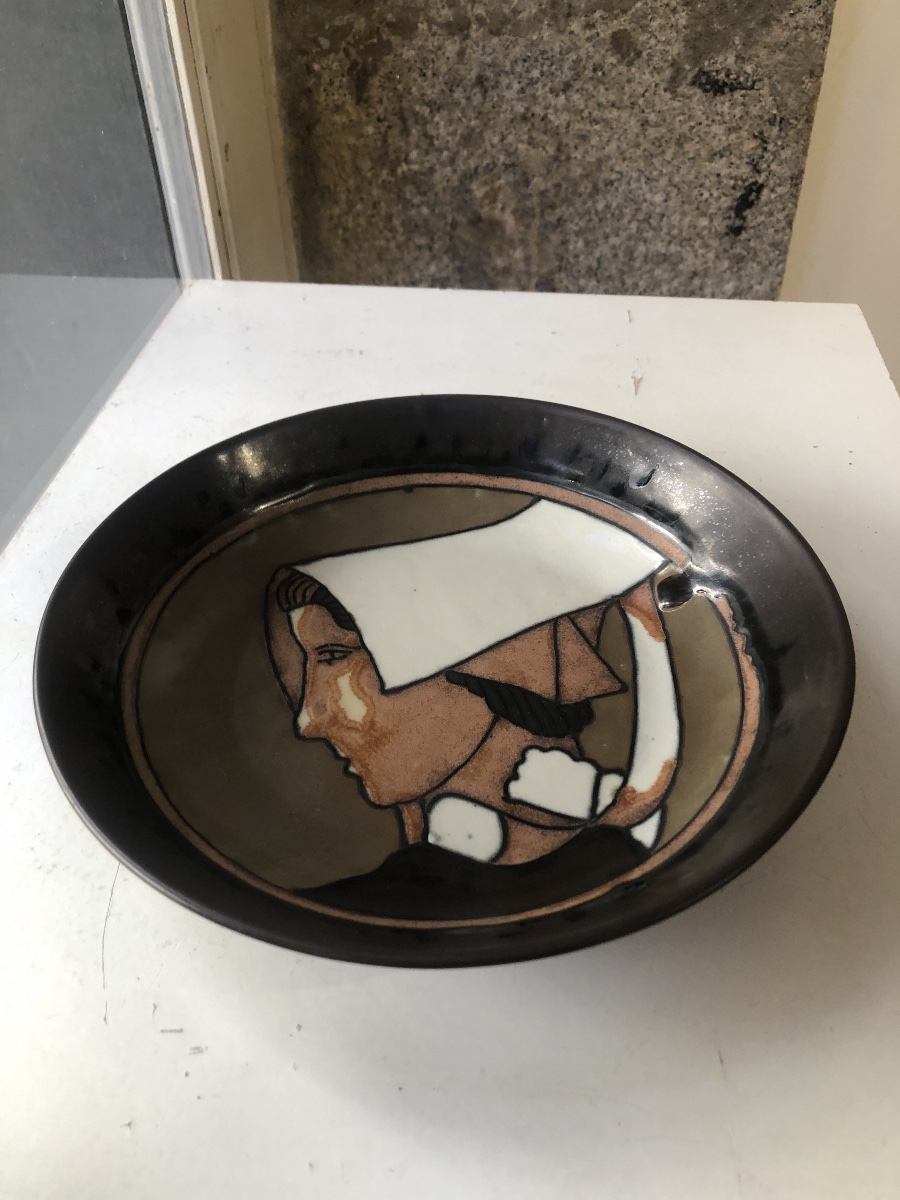 Assiette Odetta à motif de tête de bretonne en coiffe du pays vannetais-photo-2