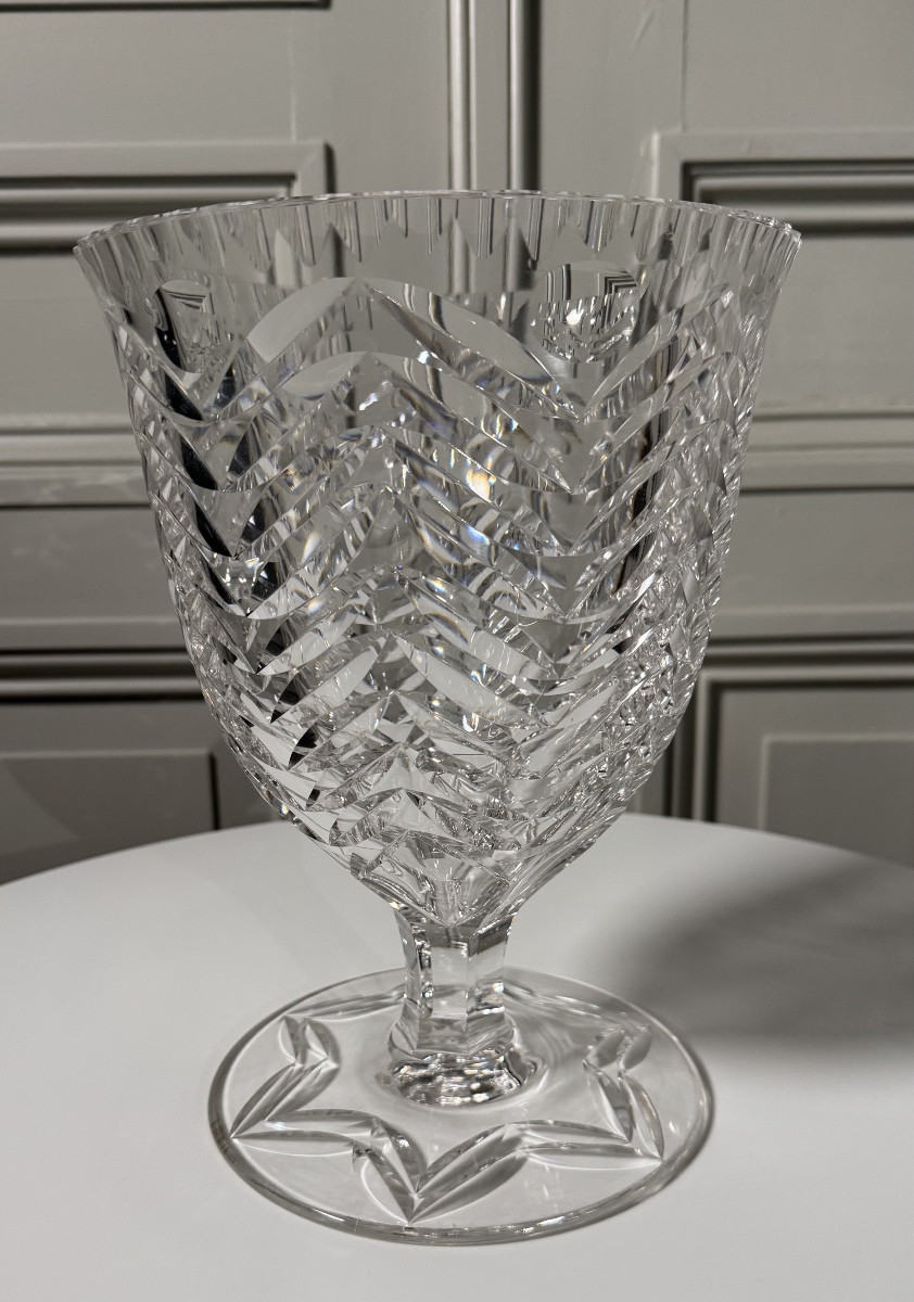 Vase en cristal taillé sur pied – XXe siècle