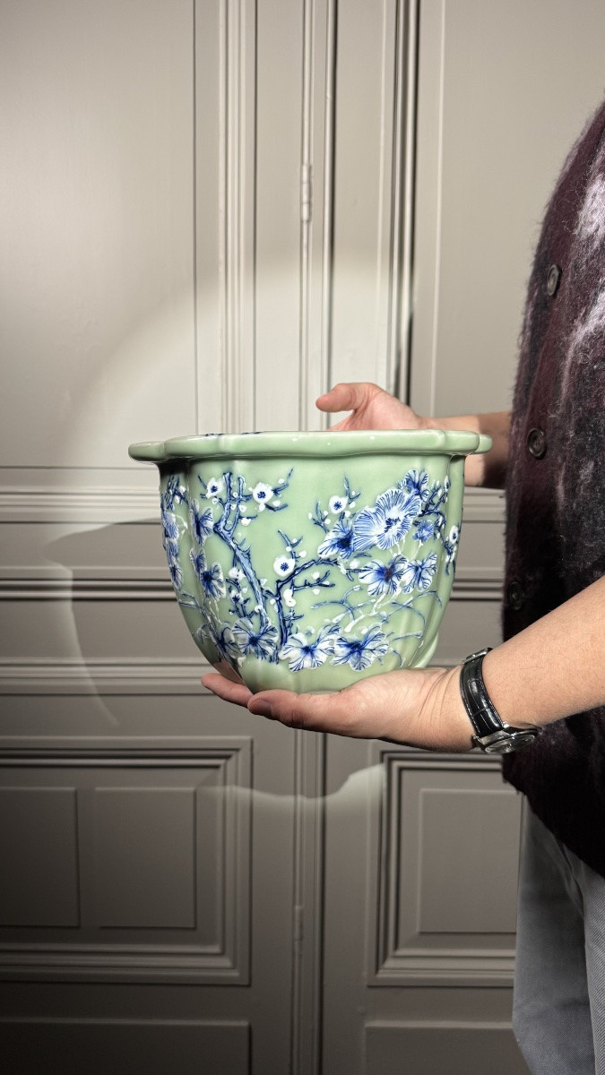 Jardinière tripode en céladon, Japon Meiji, décor bleu et prunus en relief-photo-2