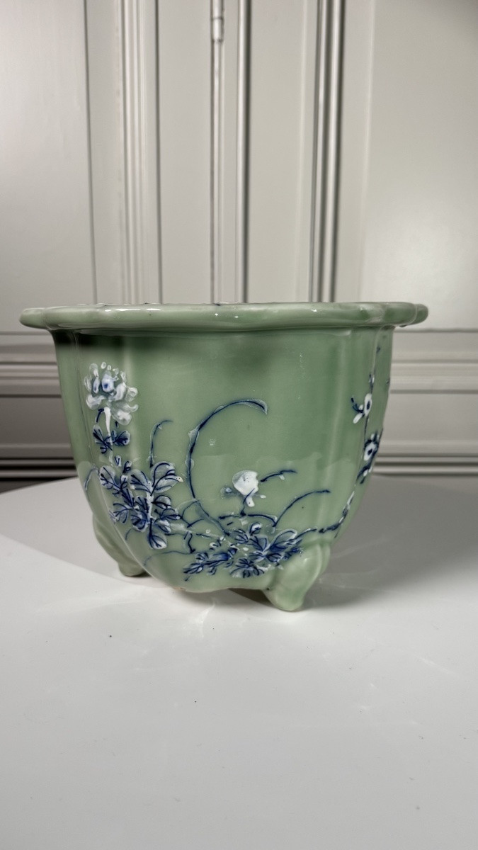 Jardinière tripode en céladon, Japon Meiji, décor bleu et prunus en relief-photo-3