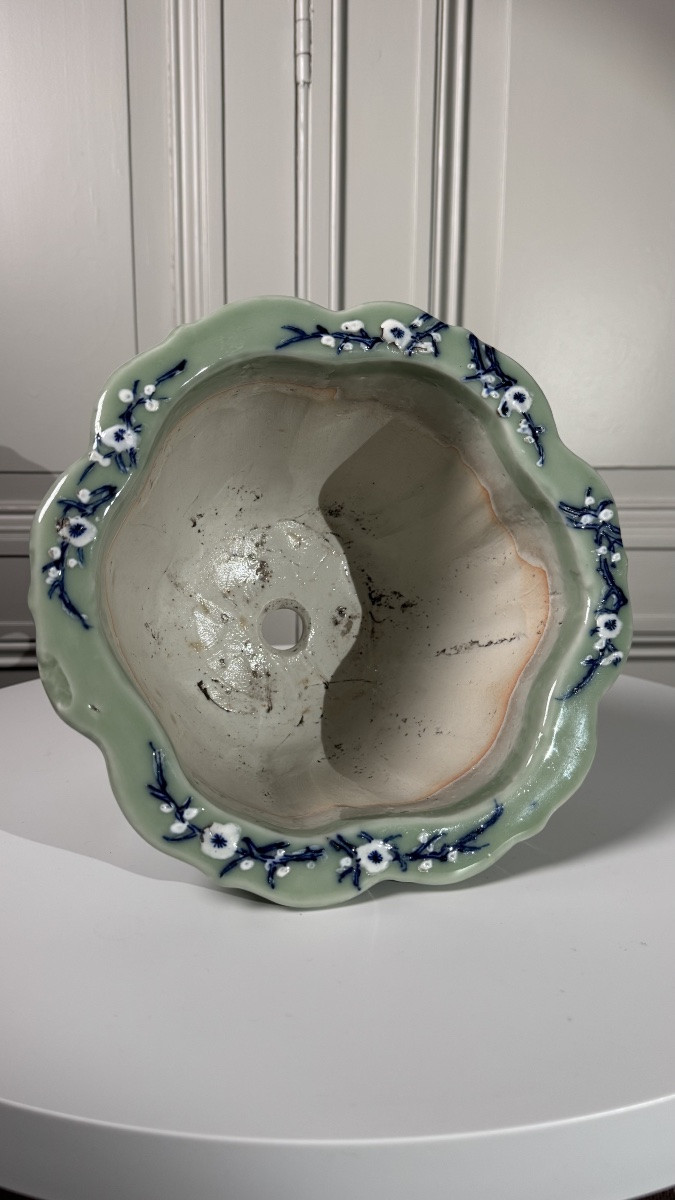Jardinière tripode en céladon, Japon Meiji, décor bleu et prunus en relief-photo-4