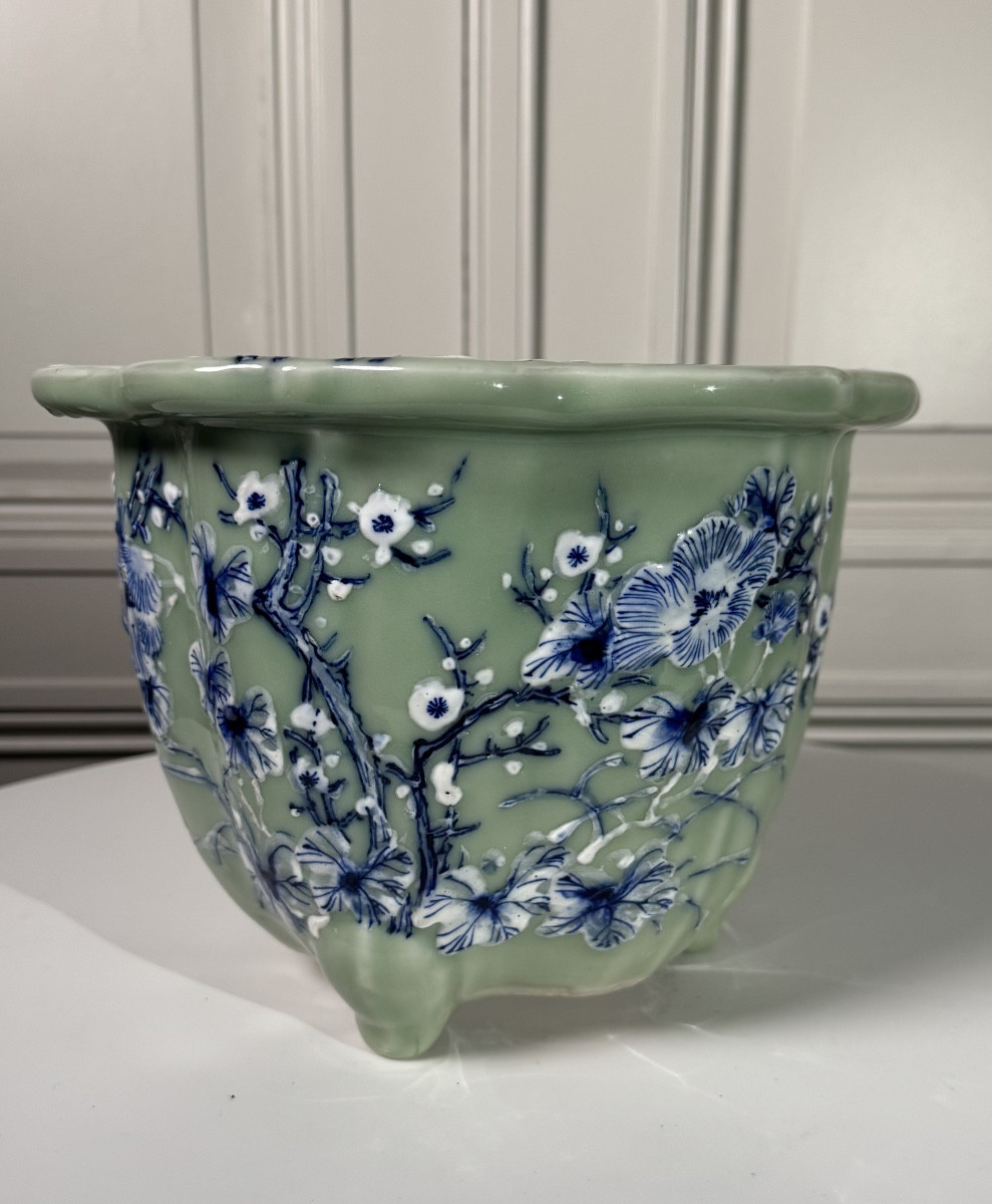 Jardinière tripode en céladon, Japon Meiji, décor bleu et prunus en relief