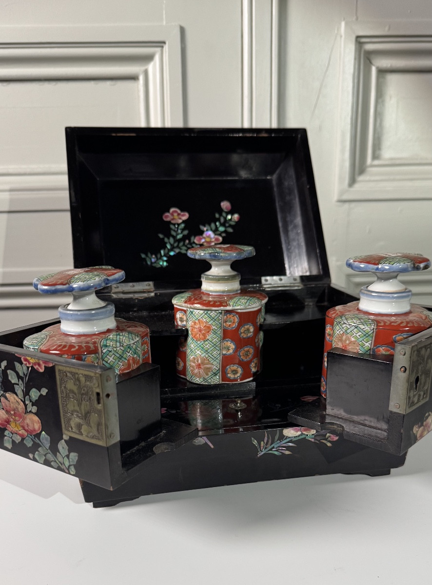 Coffret à thé japonais en bois noirci et incrustations – époque Meiji