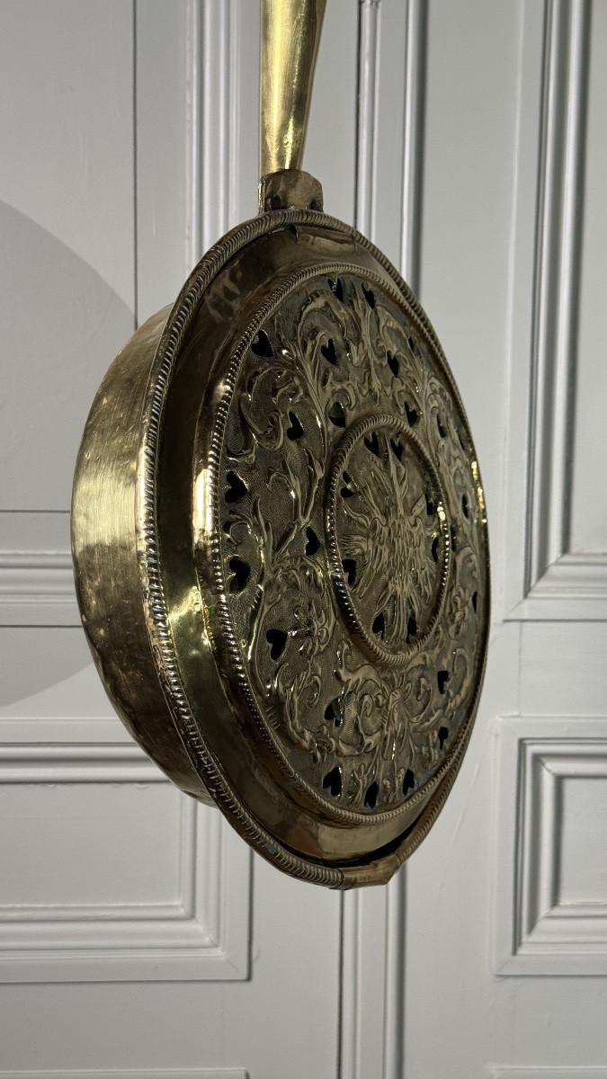 Bassinoire en cuivre jaune à décor d’oiseau et cœurs ajourés, XVIIIe siècle-photo-2