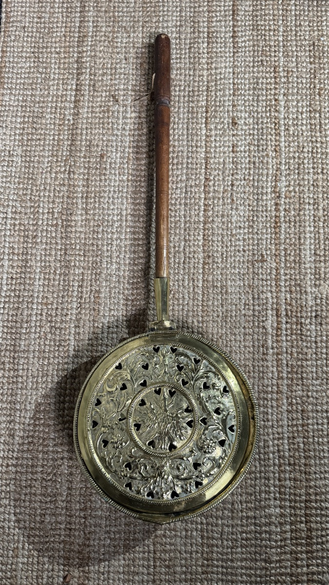 Bassinoire en cuivre jaune à décor d’oiseau et cœurs ajourés, XVIIIe siècle-photo-3