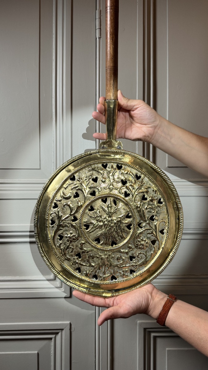 Bassinoire en cuivre jaune à décor d’oiseau et cœurs ajourés, XVIIIe siècle-photo-4