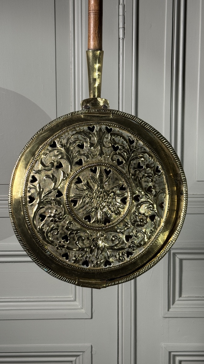 Bassinoire en cuivre jaune à décor d’oiseau et cœurs ajourés, XVIIIe siècle-photo-2