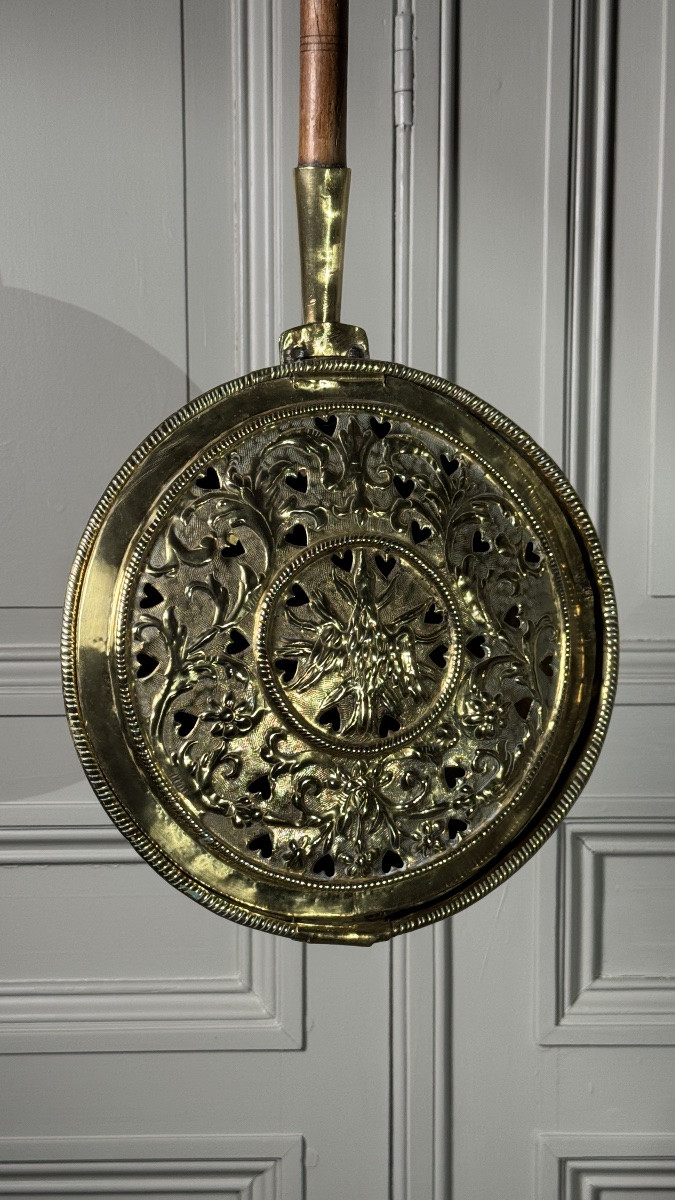 Bassinoire en cuivre jaune à décor d’oiseau et cœurs ajourés, XVIIIe siècle-photo-3