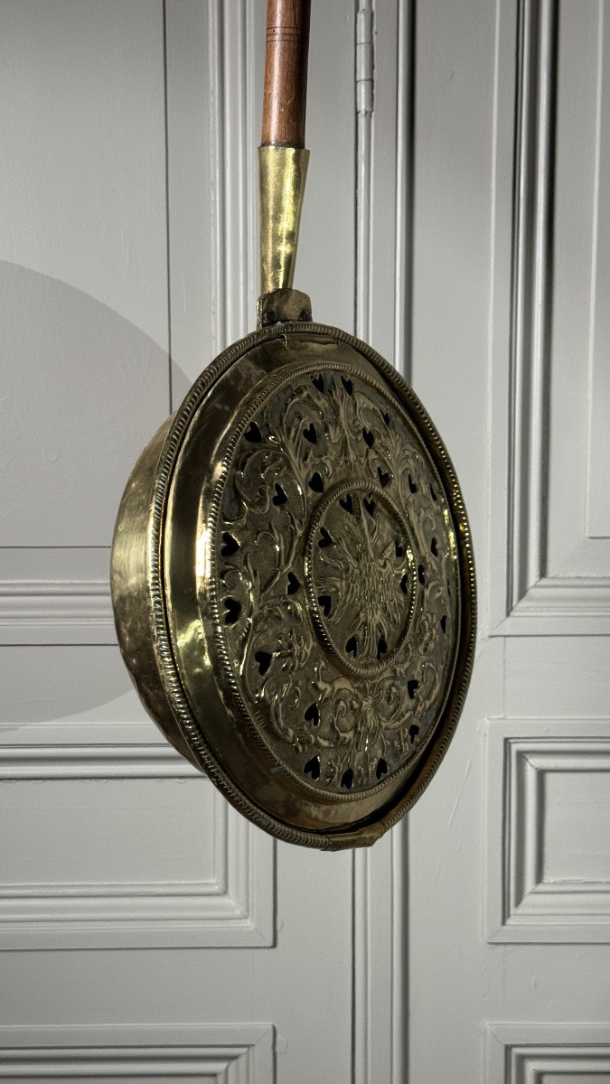 Bassinoire en cuivre jaune à décor d’oiseau et cœurs ajourés, XVIIIe siècle-photo-4