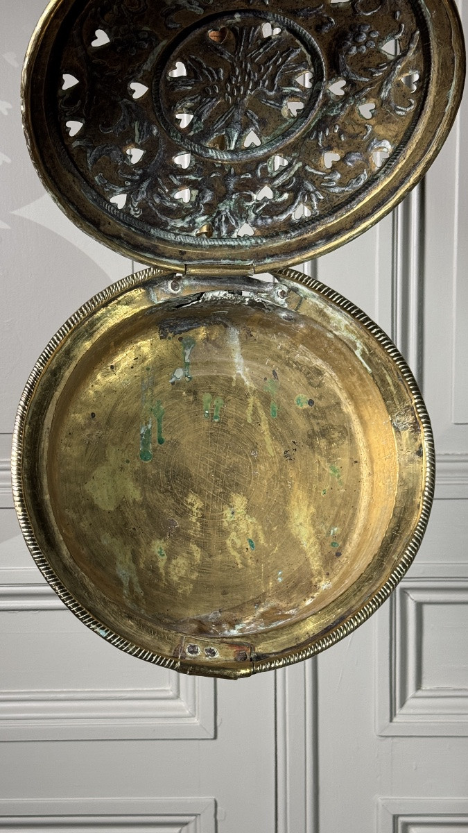 Bassinoire en cuivre jaune à décor d’oiseau et cœurs ajourés, XVIIIe siècle-photo-7