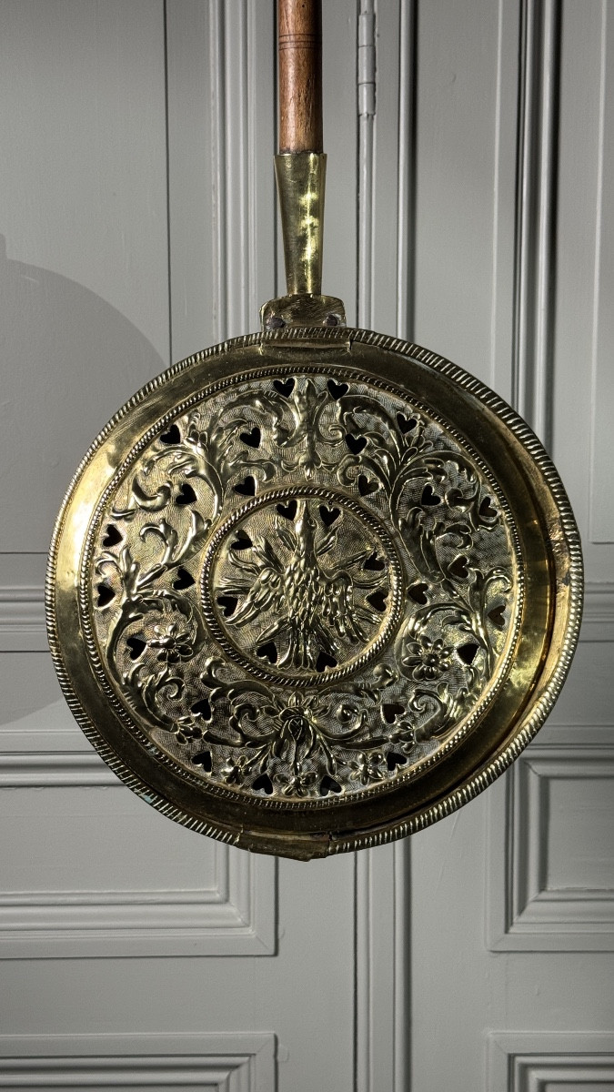 Bassinoire en cuivre jaune à décor d’oiseau et cœurs ajourés, XVIIIe siècle