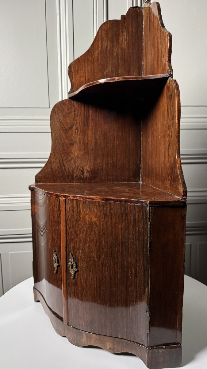 Étagère d’angle en placage d’acajou – Travail du XVIIIe siècle