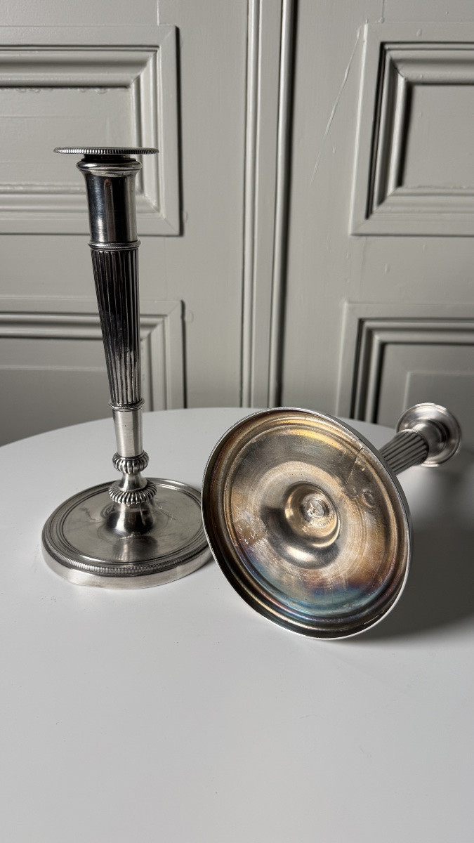 Paire de bougeoirs en métal argenté, travail européen du XXe siècle-photo-1