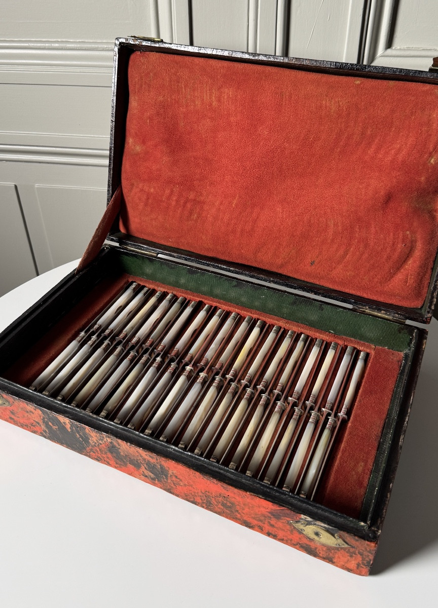 Set Of 36 19th Century Knives, Mother-of-pearl Handles And Silver Blades