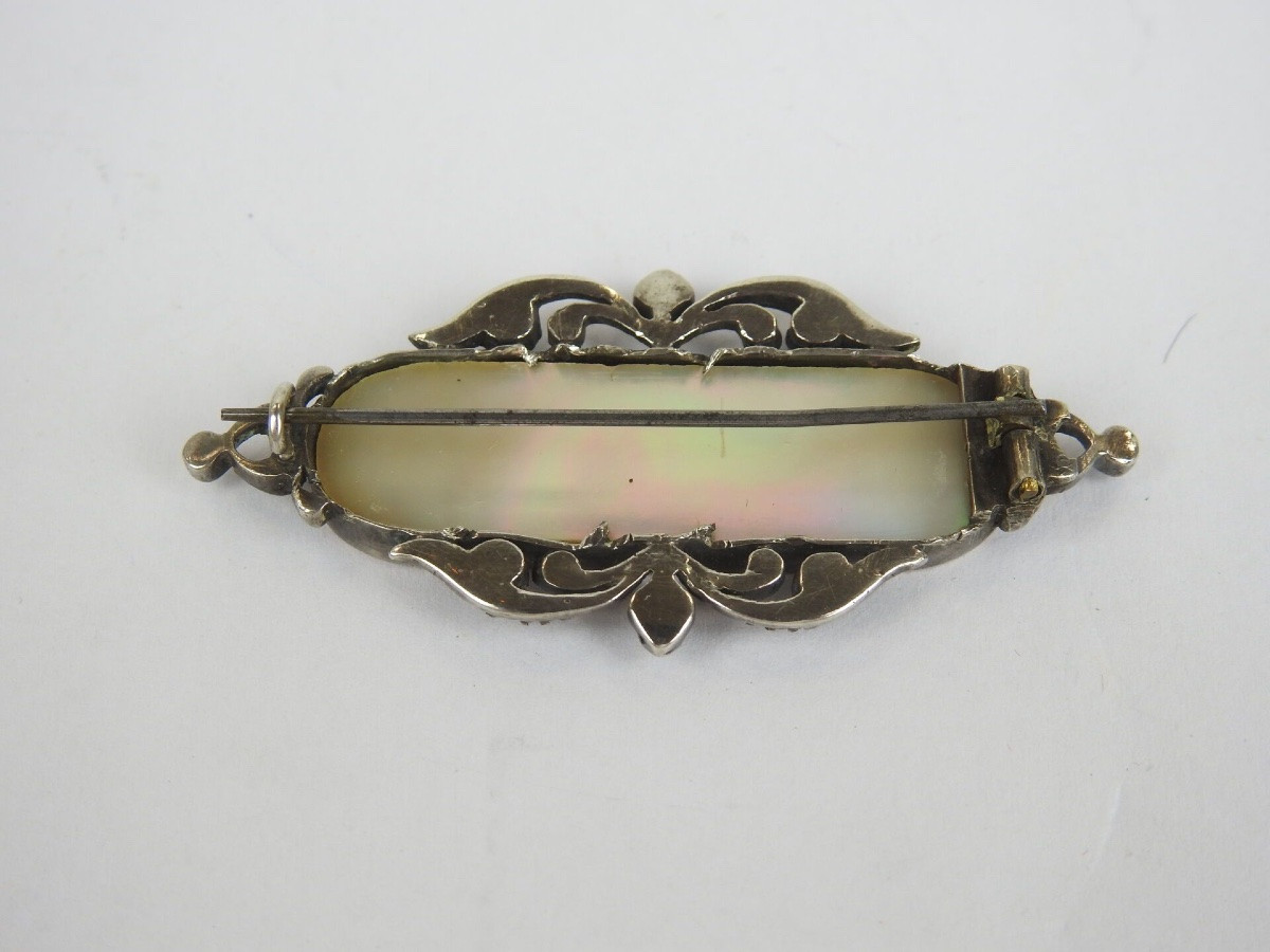 Broche en nacre peinte, grisaille, or, argent et demi-perles, début XIXe siècle-photo-2