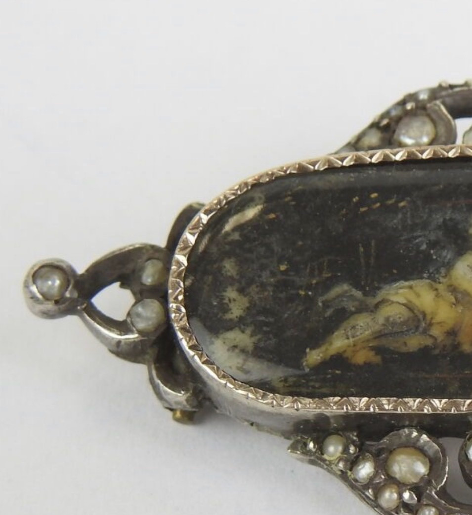 Broche en nacre peinte, grisaille, or, argent et demi-perles, début XIXe siècle-photo-4