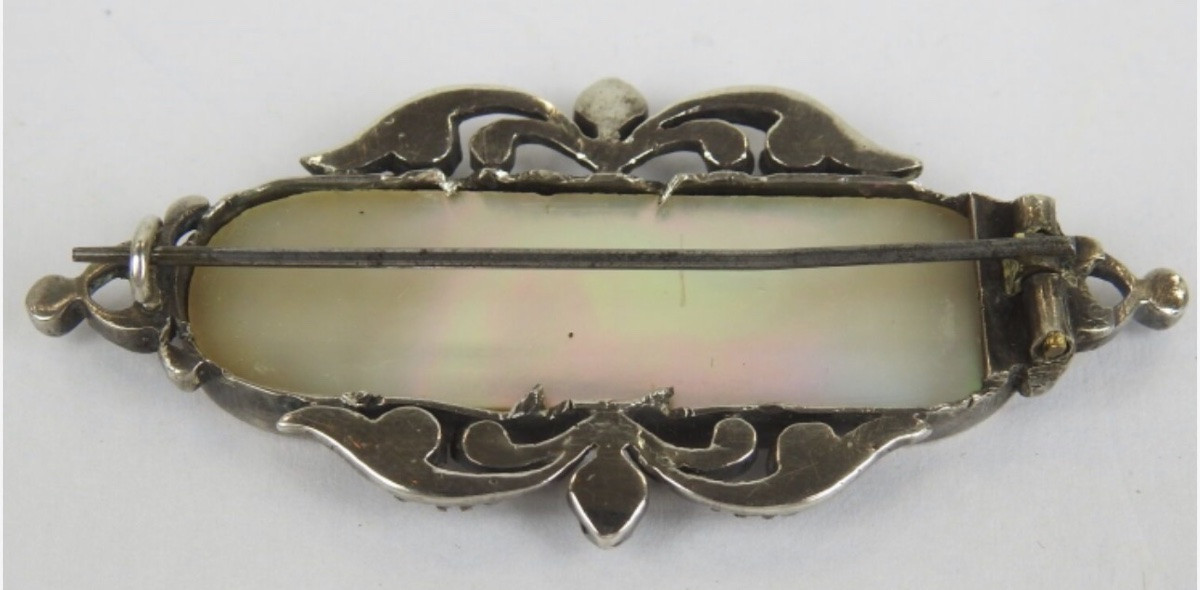 Broche en nacre peinte, grisaille, or, argent et demi-perles, début XIXe siècle-photo-1