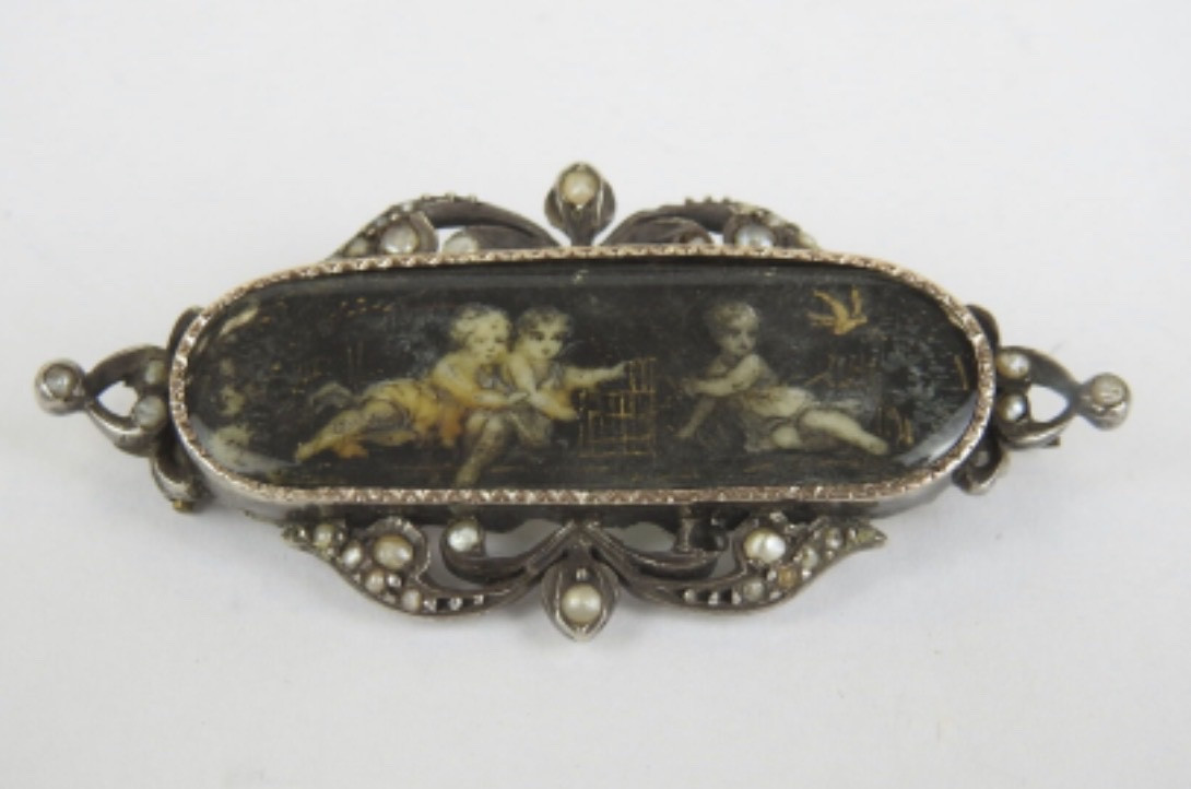 Broche en nacre peinte, grisaille, or, argent et demi-perles, début XIXe siècle-photo-2