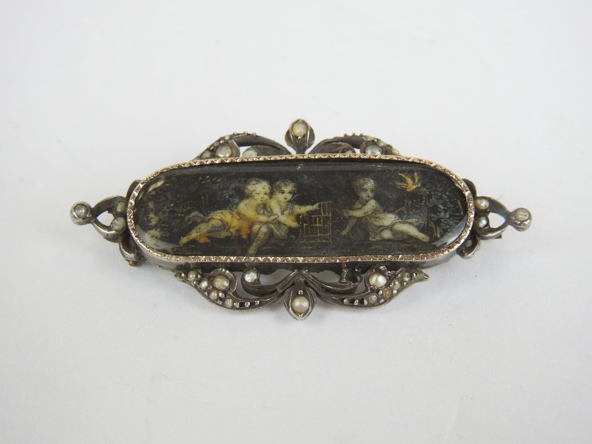 Broche en nacre peinte, grisaille, or, argent et demi-perles, début XIXe siècle